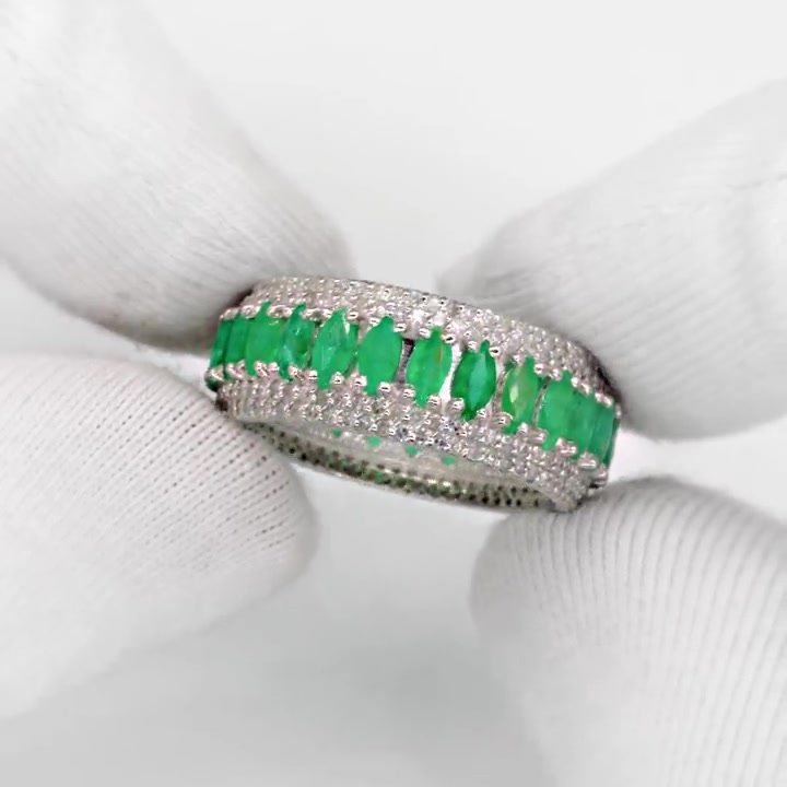 Золотое кольцо с изумрудами и бриллиантами