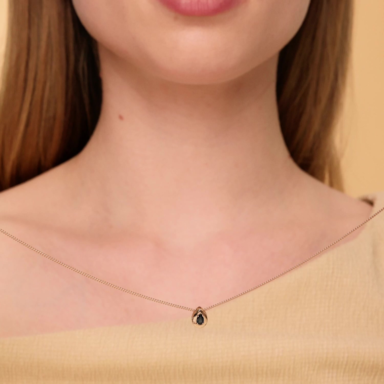 Золотая подвеска с сапфиром