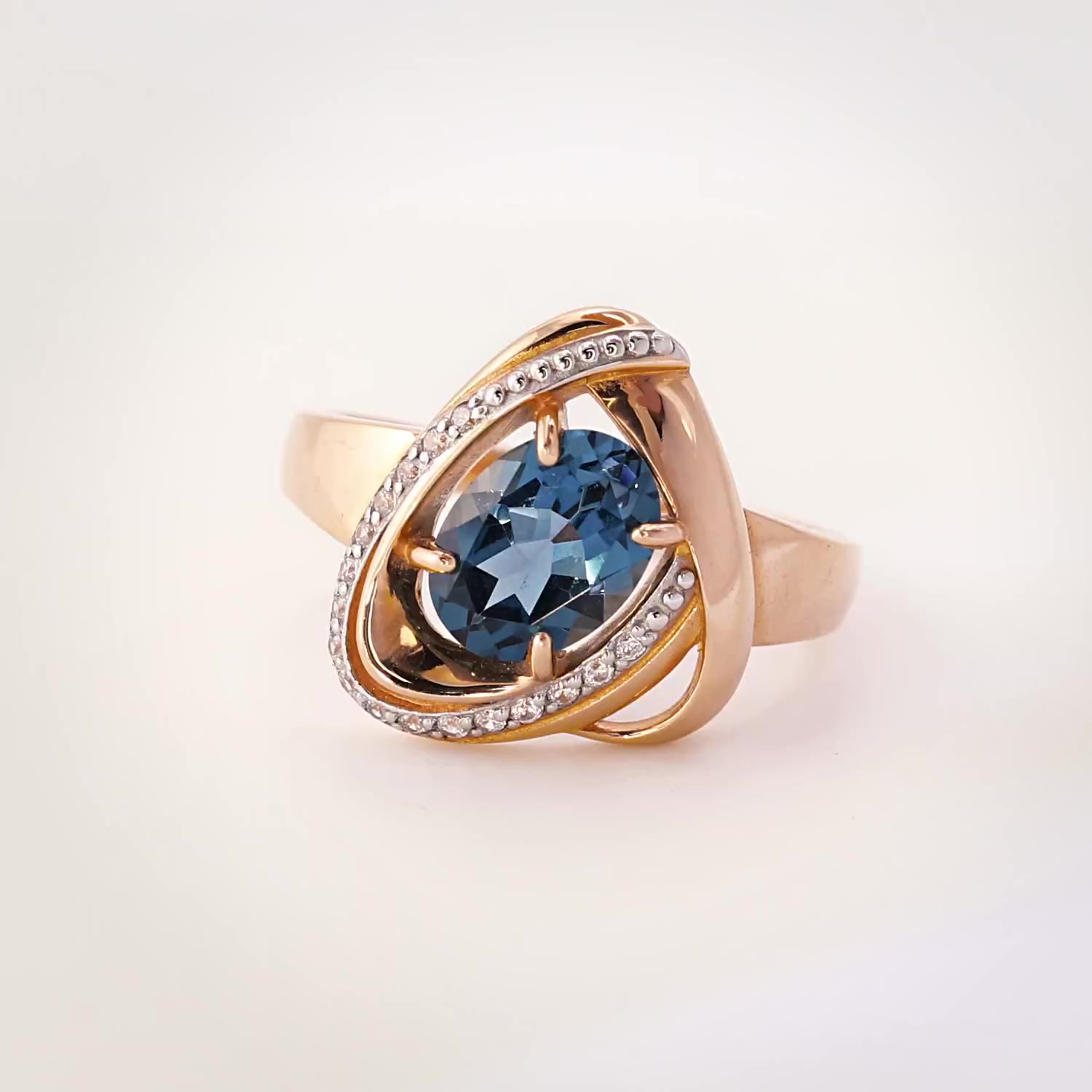 Золотое кольцо с топазом London и фианитами