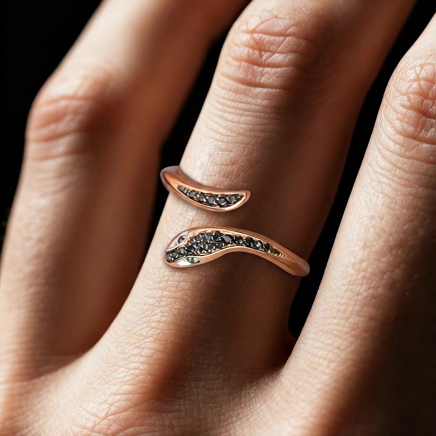 Золотое кольцо с изумрудами и черными бриллиантами