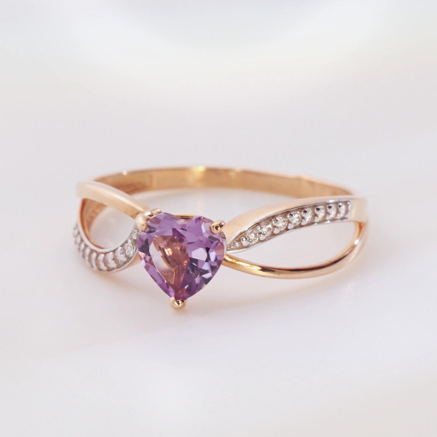 Золотое кольцо с аметистом и фианитами