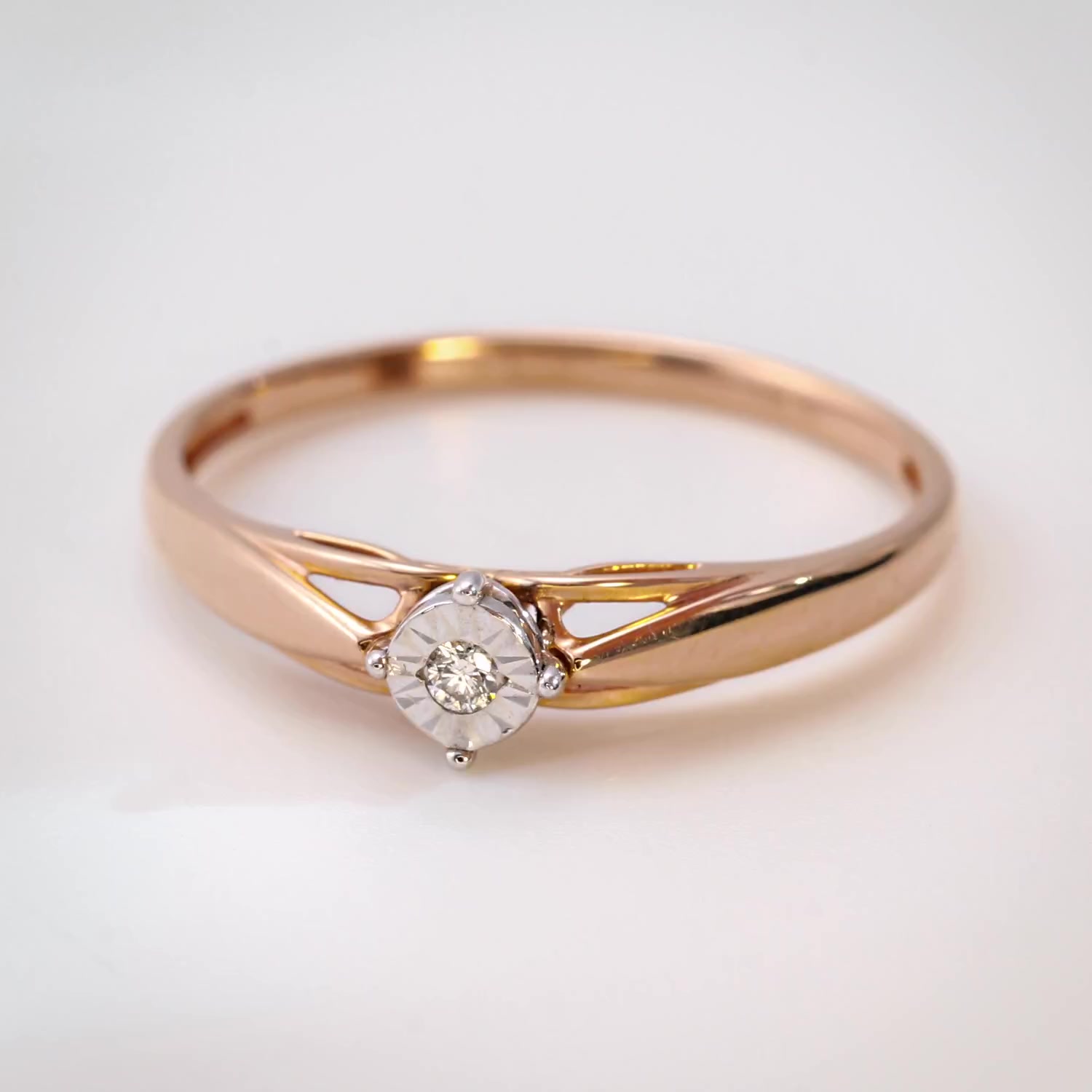 Золотое кольцо с бриллиантом