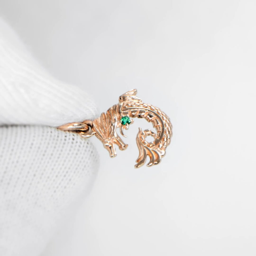 Золотая подвеска с изумрудом выращенным