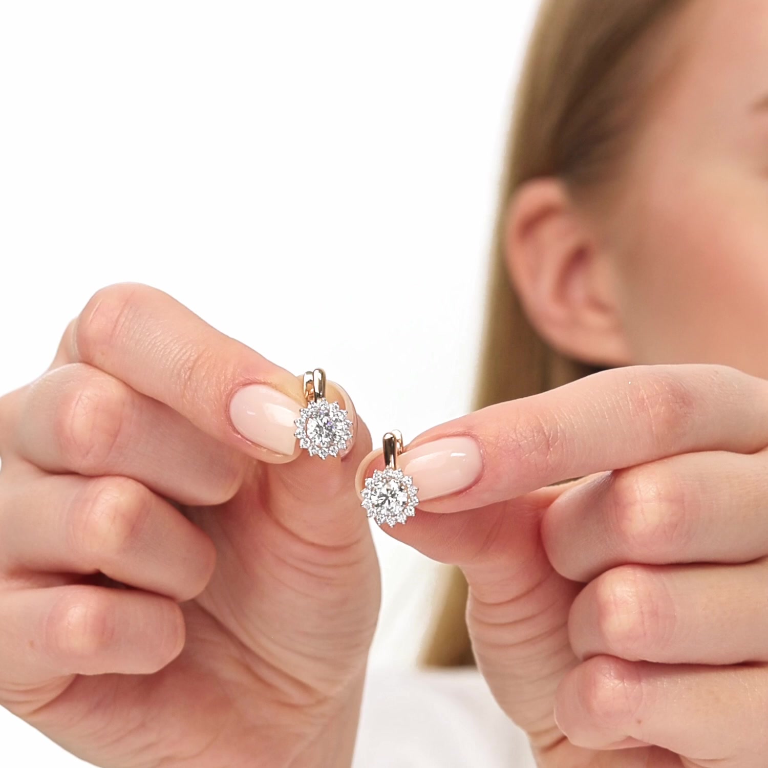 Золотые серьги с бриллиантами выращенными