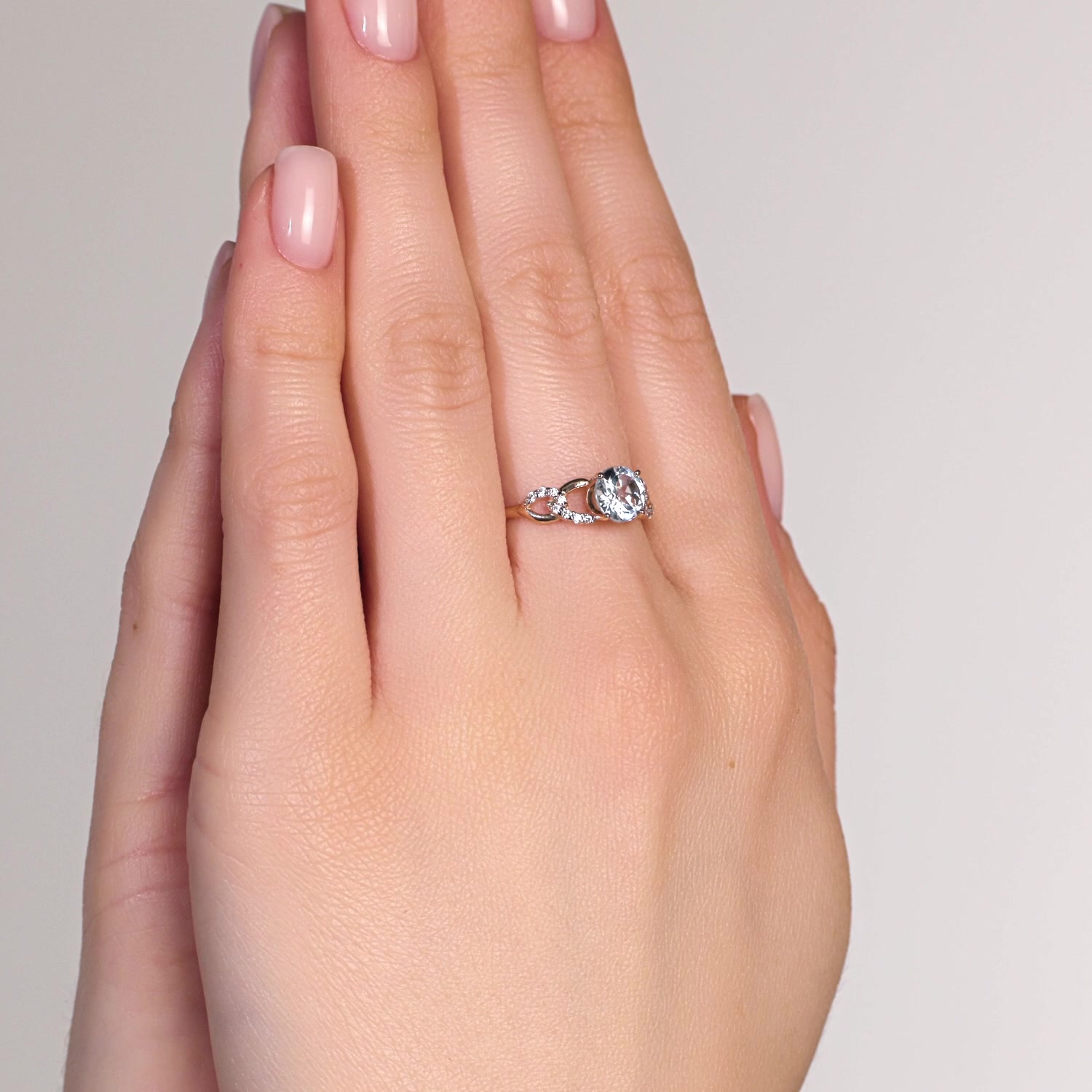 Золотое кольцо с топазом Sky и фианитами