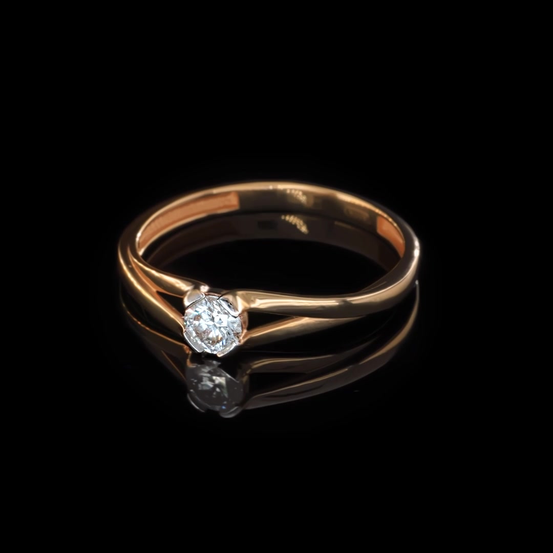 Золотое кольцо с бриллиантом