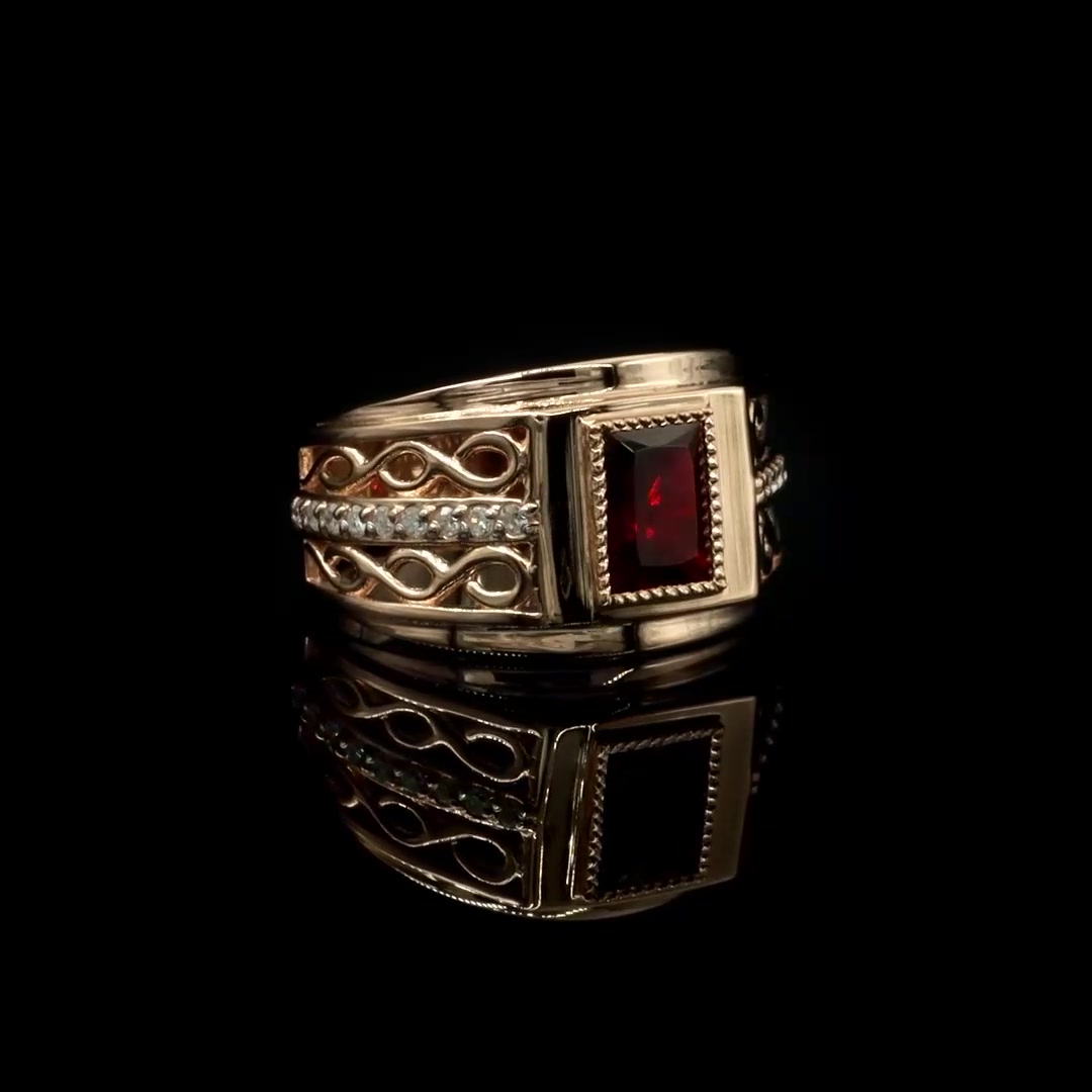 Золотая печатка с гранатом и бриллиантами