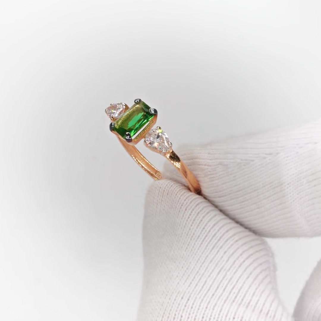 Золотое кольцо с ситаллом и фианитами