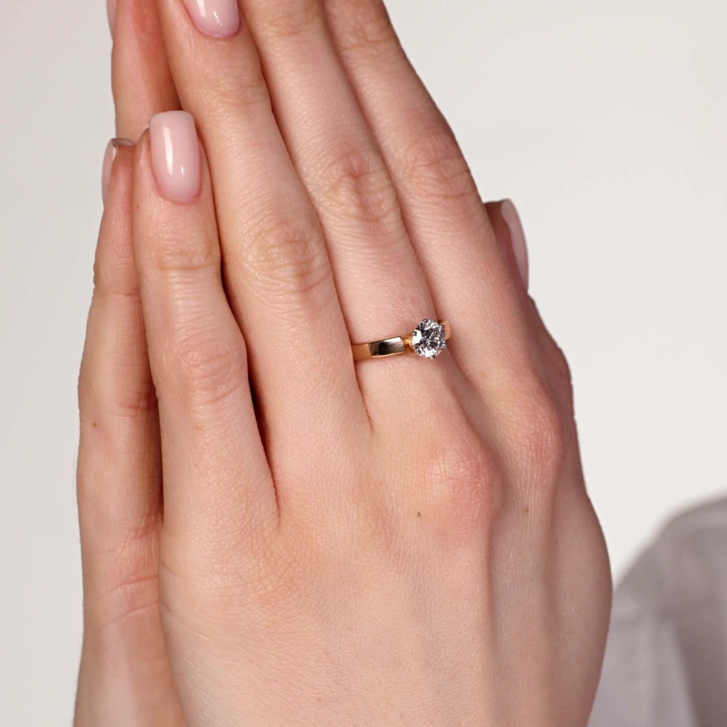 Золотое кольцо с бриллиантом выращенным