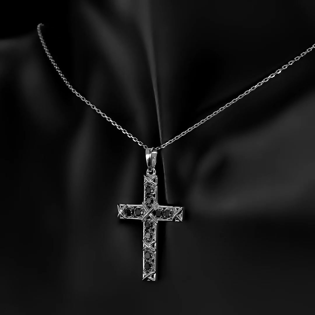 Золотая подвеска с черными бриллиантами