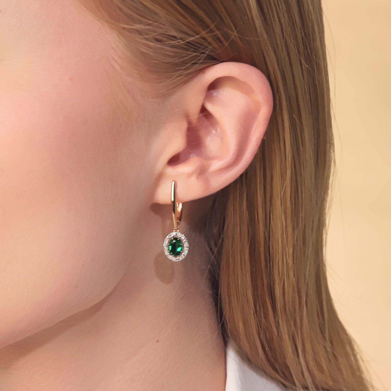 Золотые серьги с изумрудами выращенными и бриллиантами