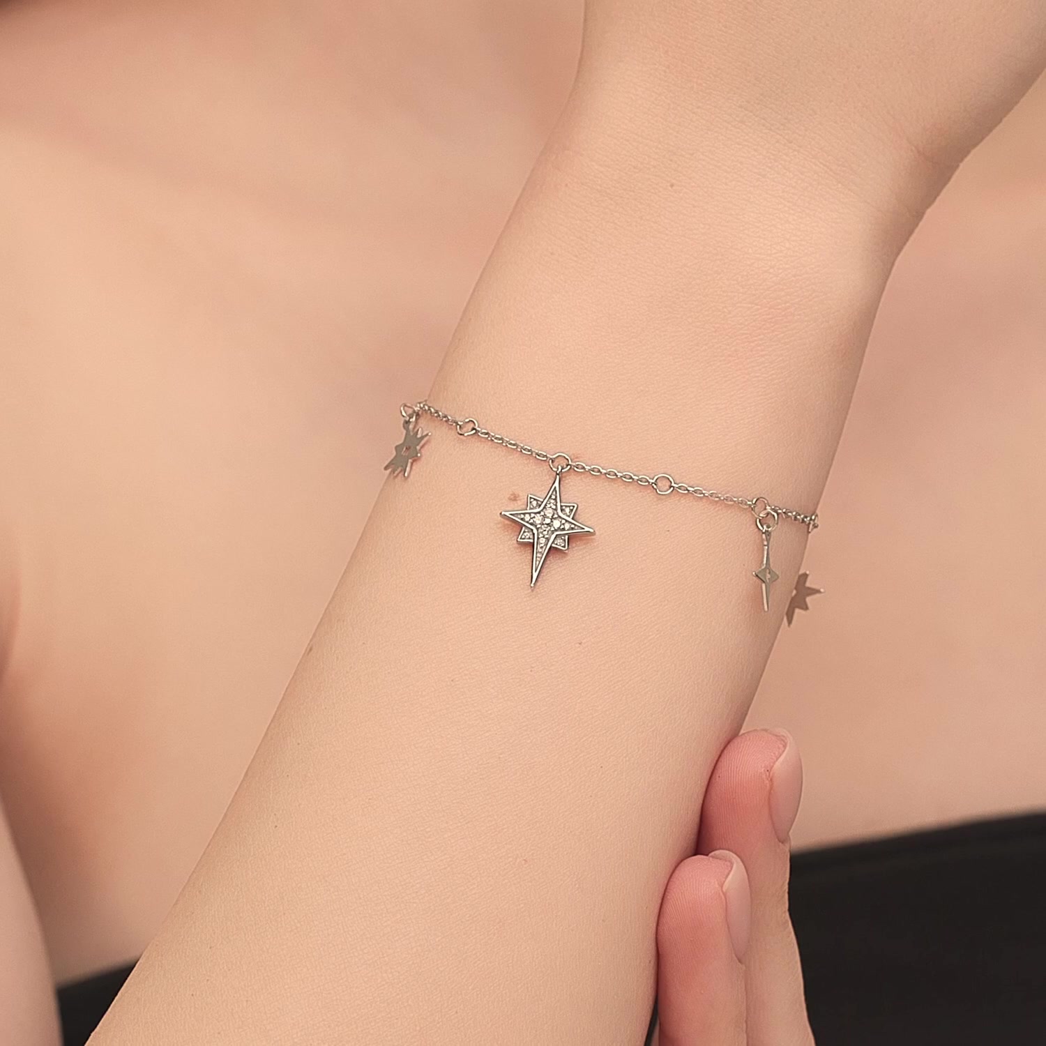 Серебряный браслет с фианитами