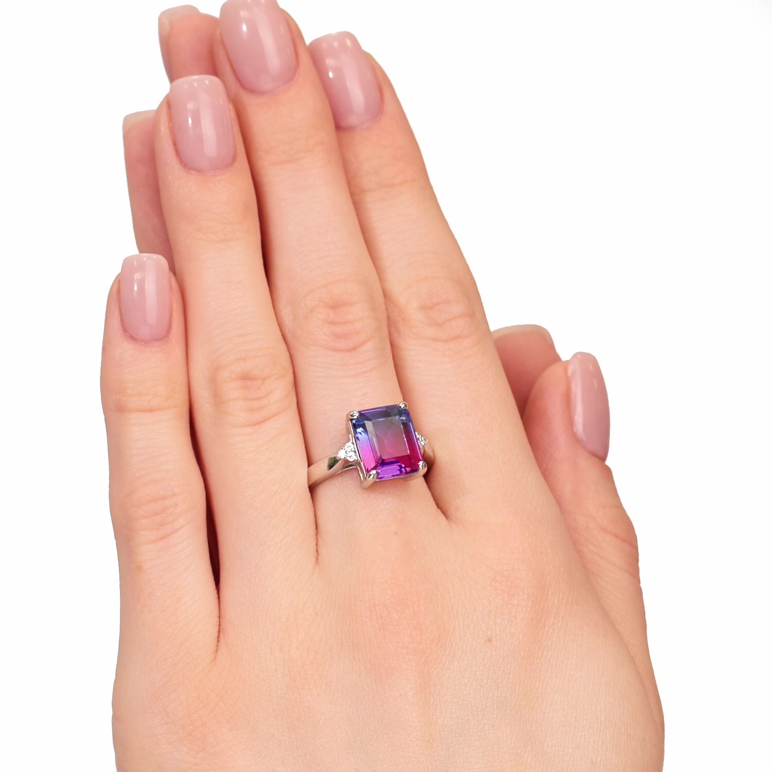 Серебряное кольцо с имитацией кварца и фианитами