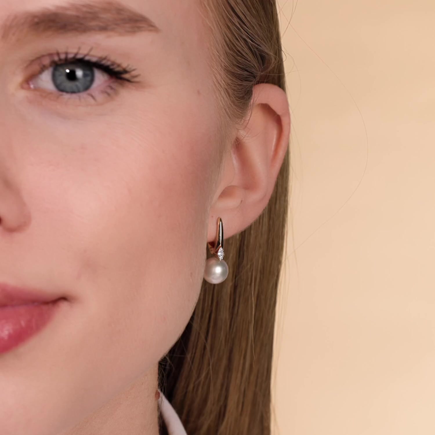 Золотые серьги с жемчугом и фианитами