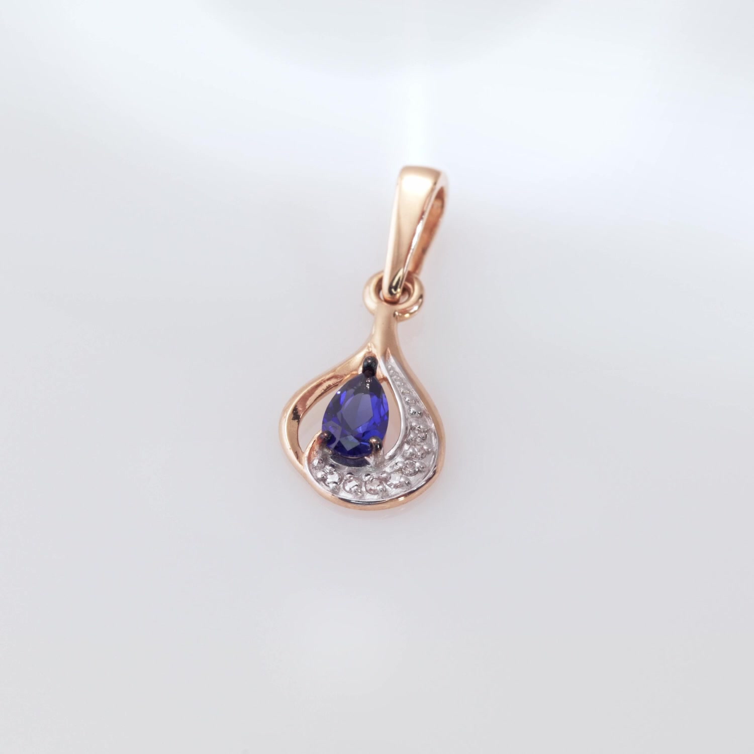 Золотая подвеска с сапфиром выращенным и бриллиантами