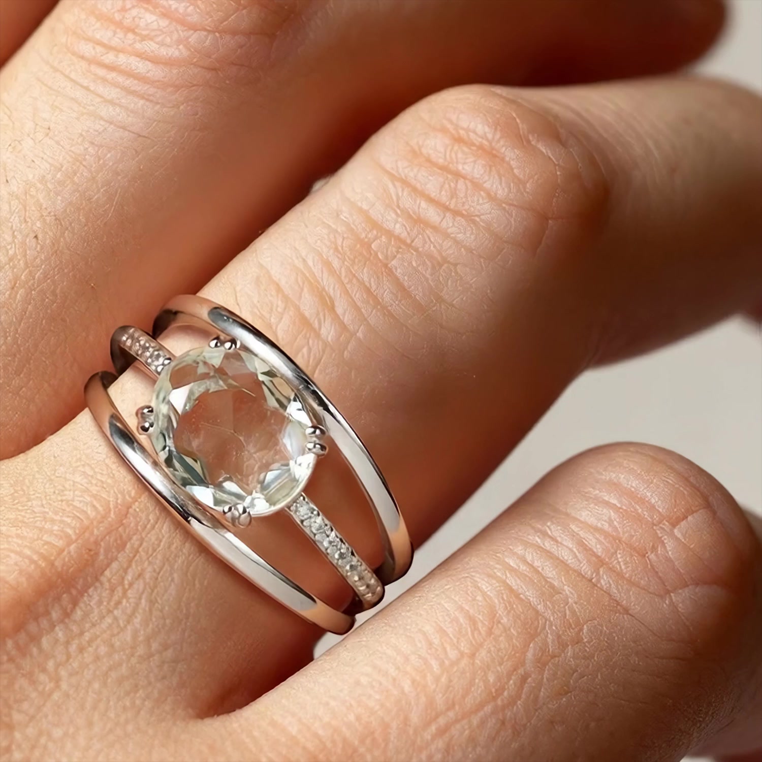 Серебряное кольцо с имитацией кварца и фианитами