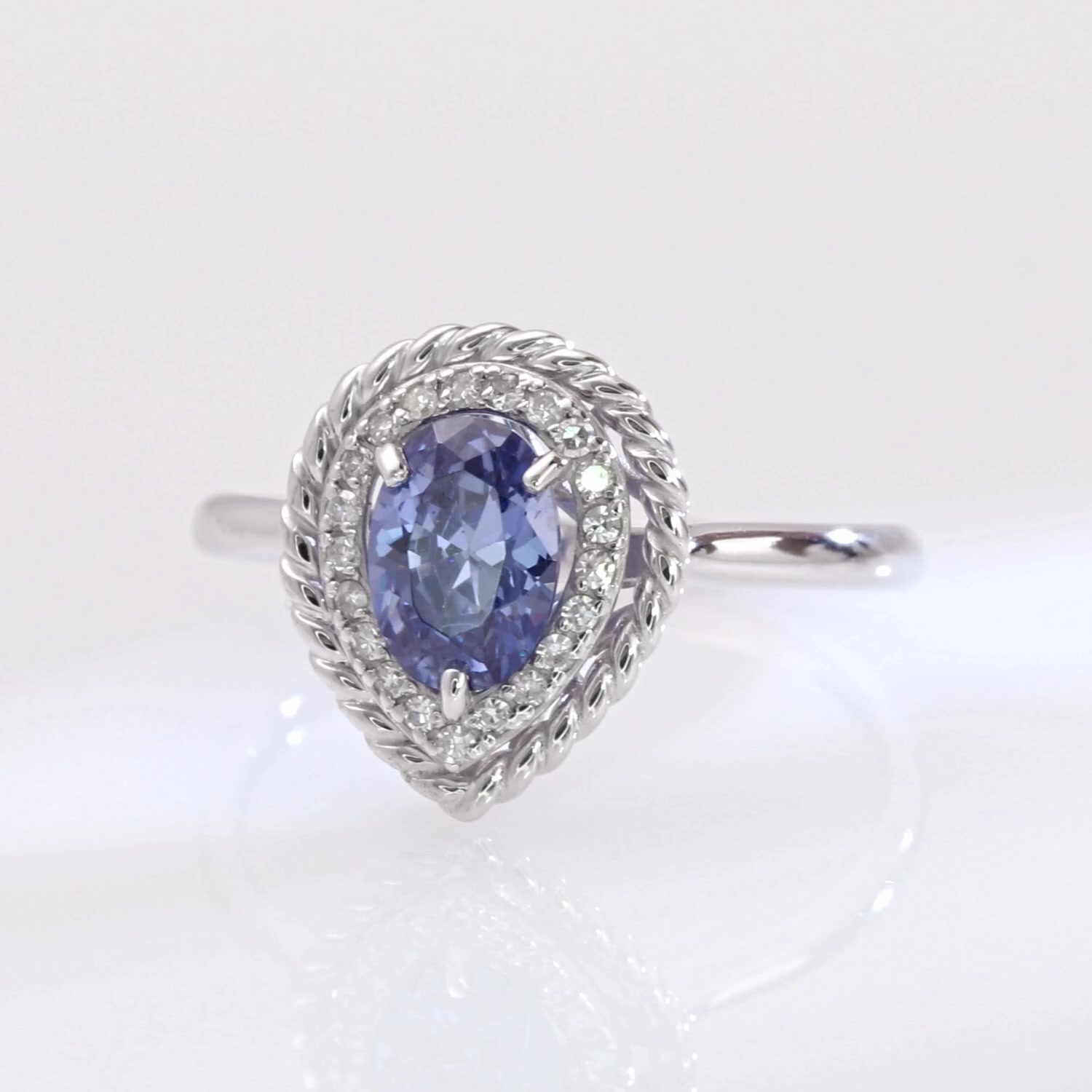 Золотое кольцо с ситаллом и бриллиантами