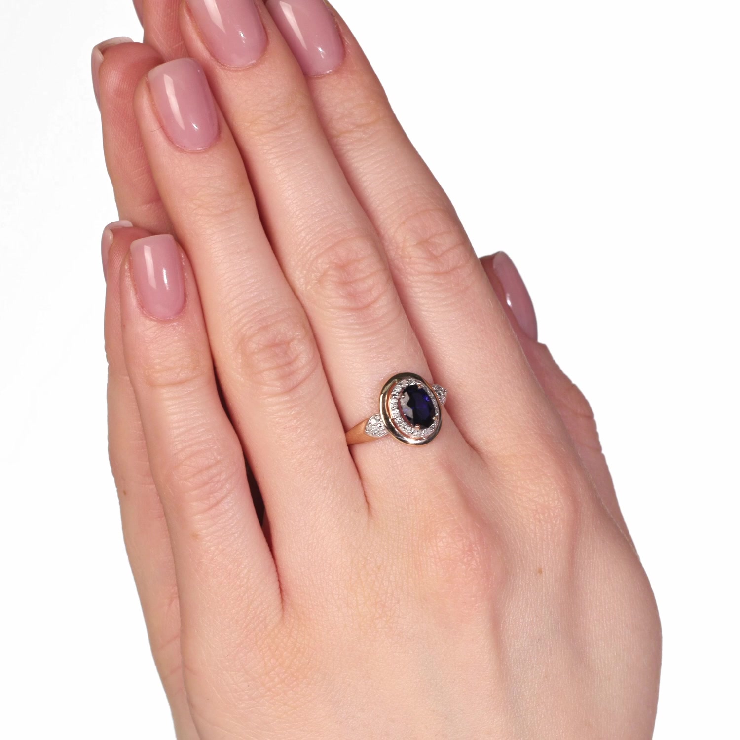 Золотое кольцо с сапфиром выращенным и бриллиантами