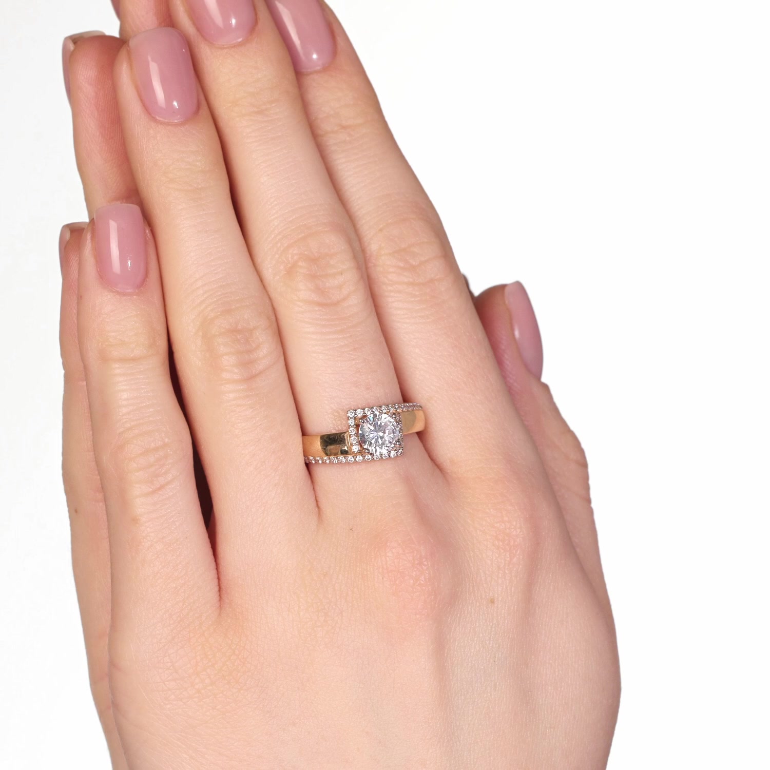 Золотое кольцо с фианитами