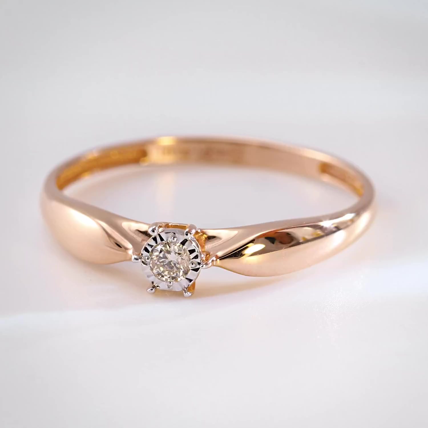 Золотое кольцо с бриллиантом