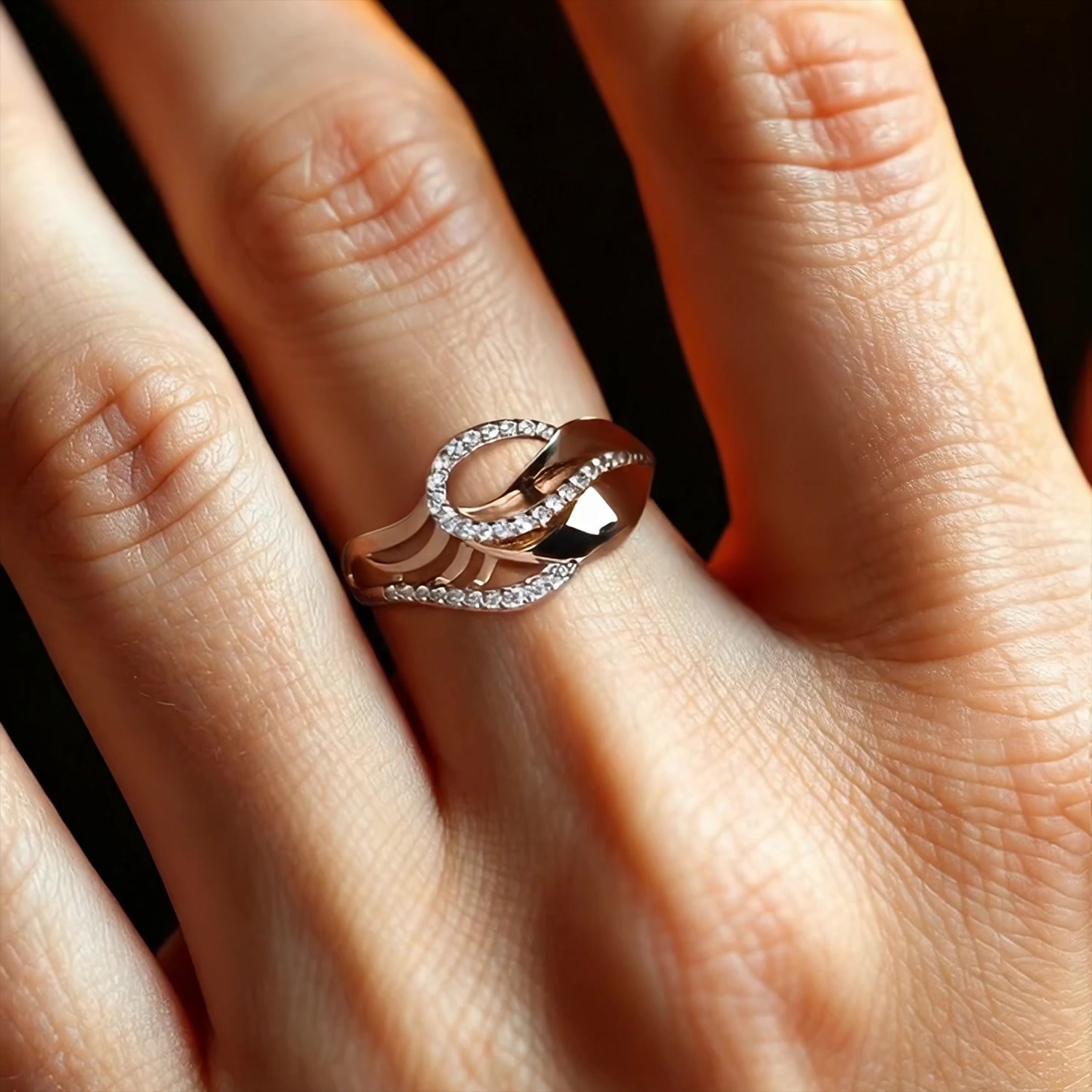 Золотое кольцо с фианитами