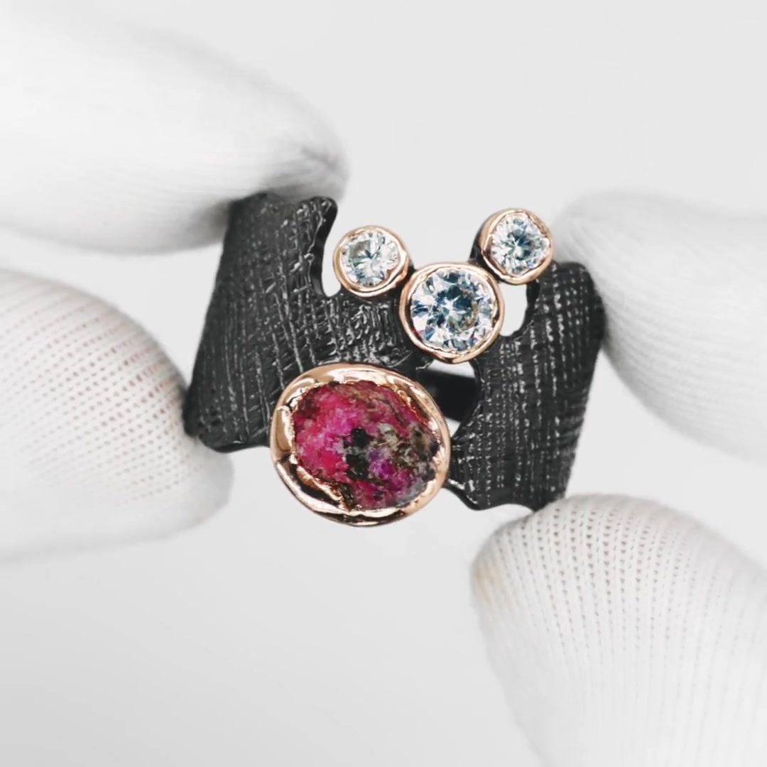 Серебряное кольцо с рубином и фианитами