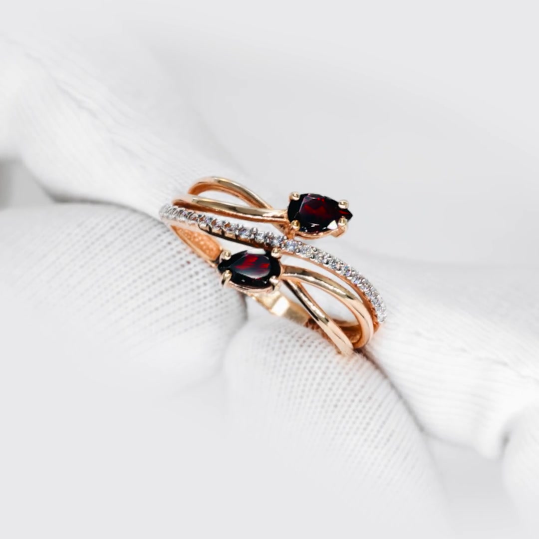 Золотое кольцо с гранатом и фианитами