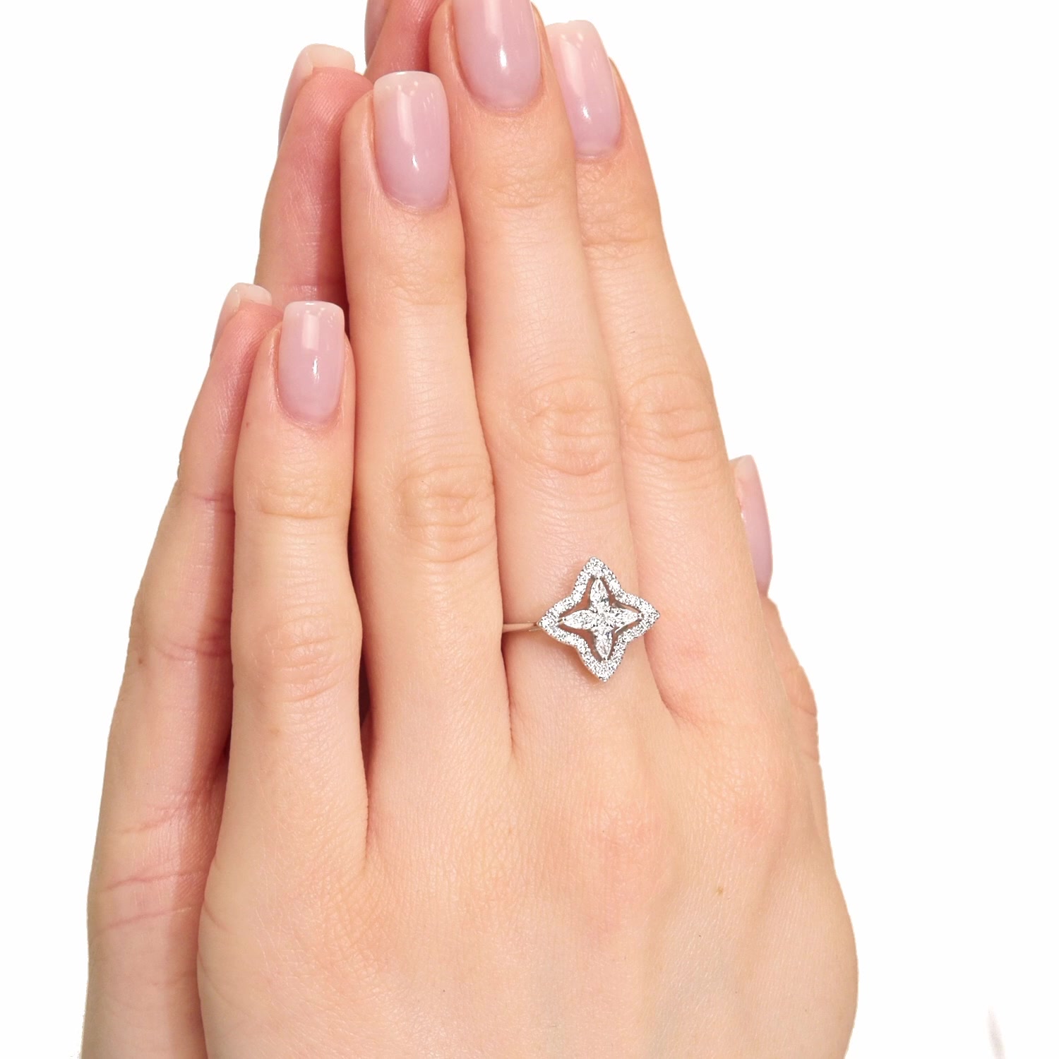 Золотое кольцо с бриллиантами выращенными