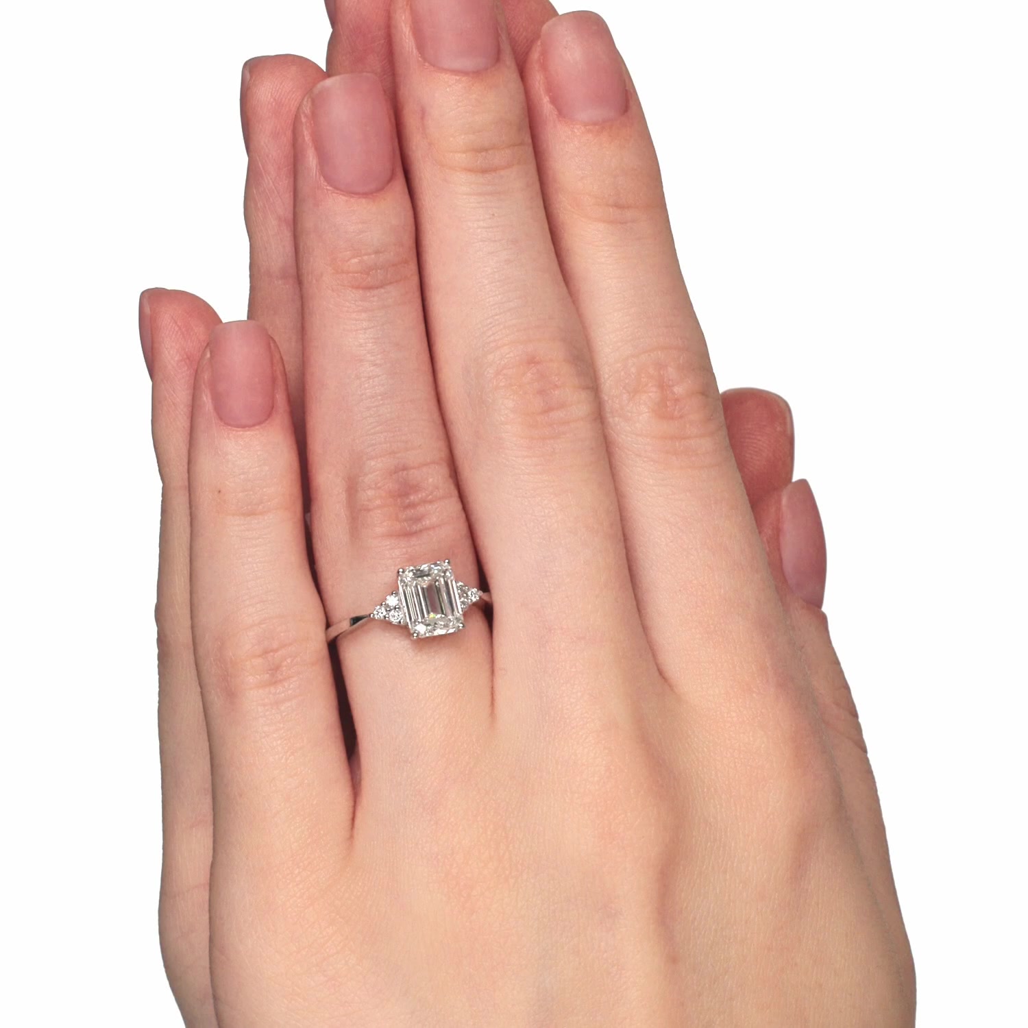 Золотое кольцо с бриллиантами выращенными