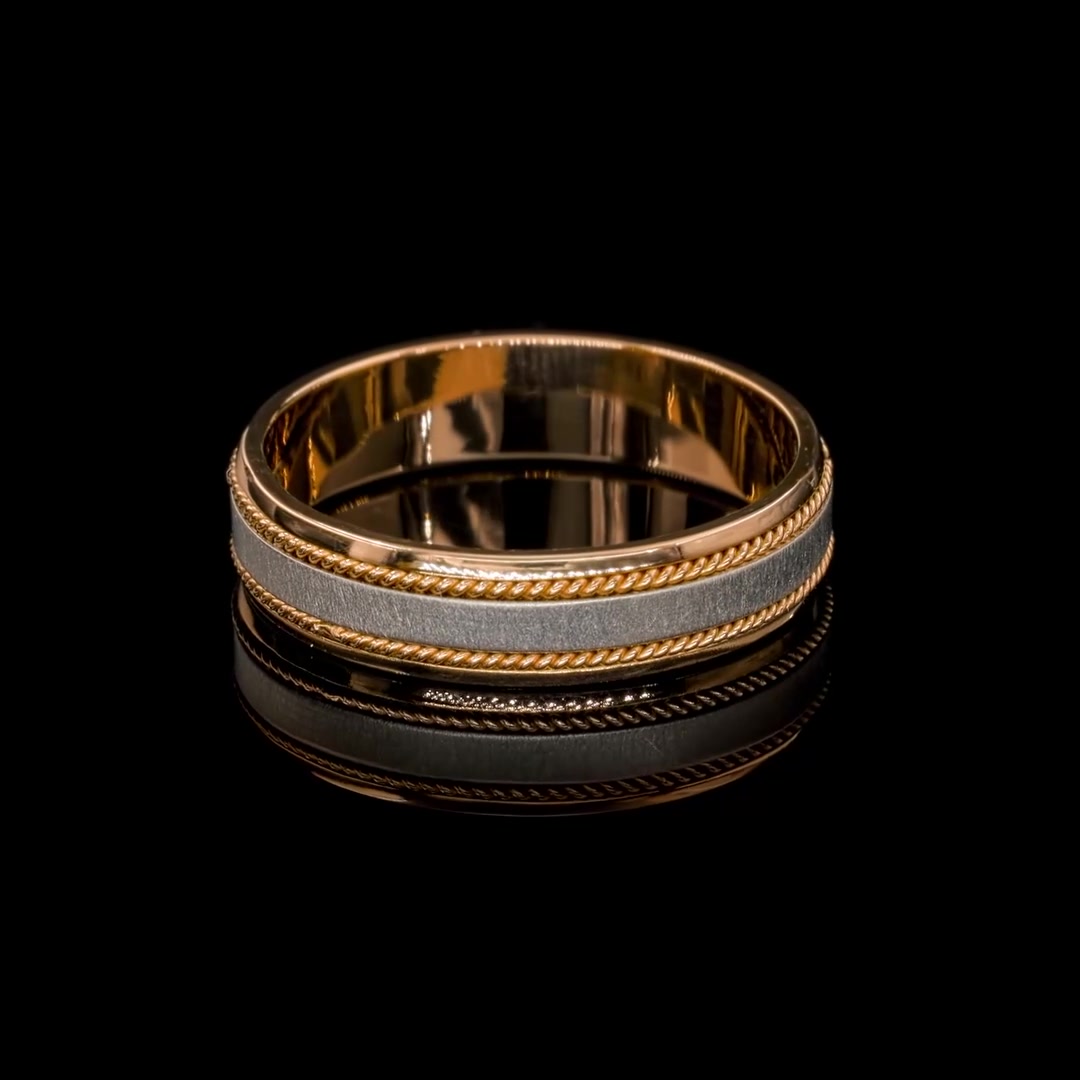 Золотое обручальное кольцо