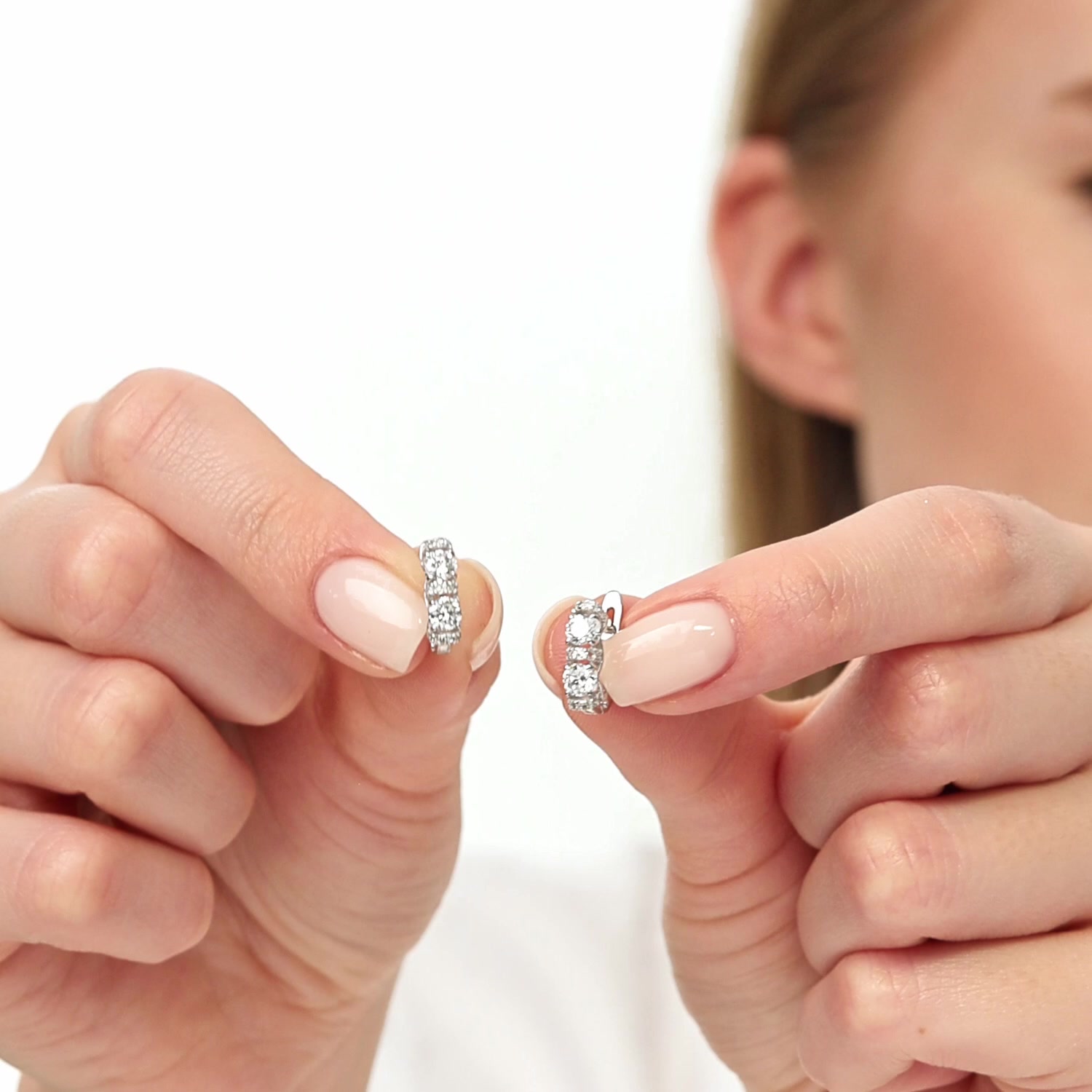 Золотые серьги с бриллиантами выращенными