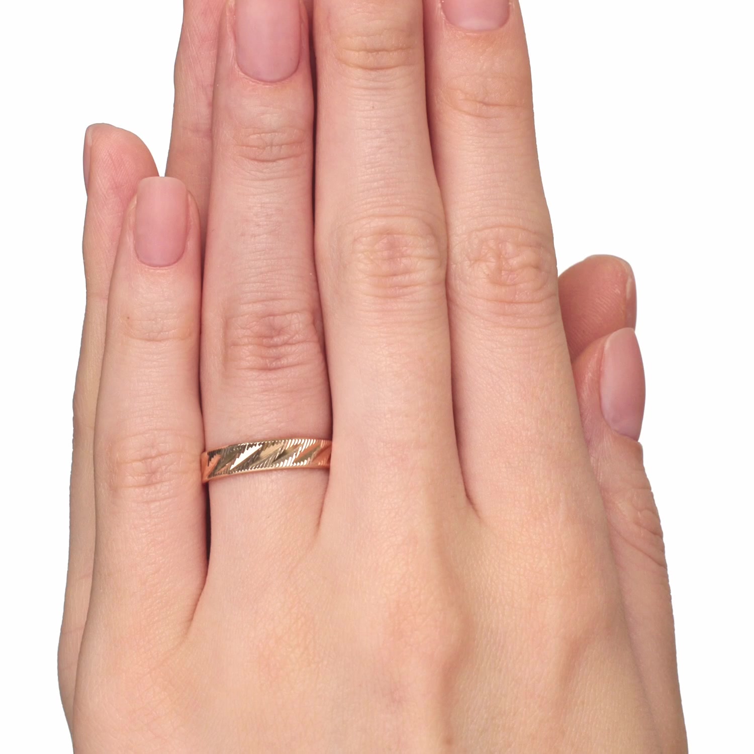 Золотое обручальное кольцо