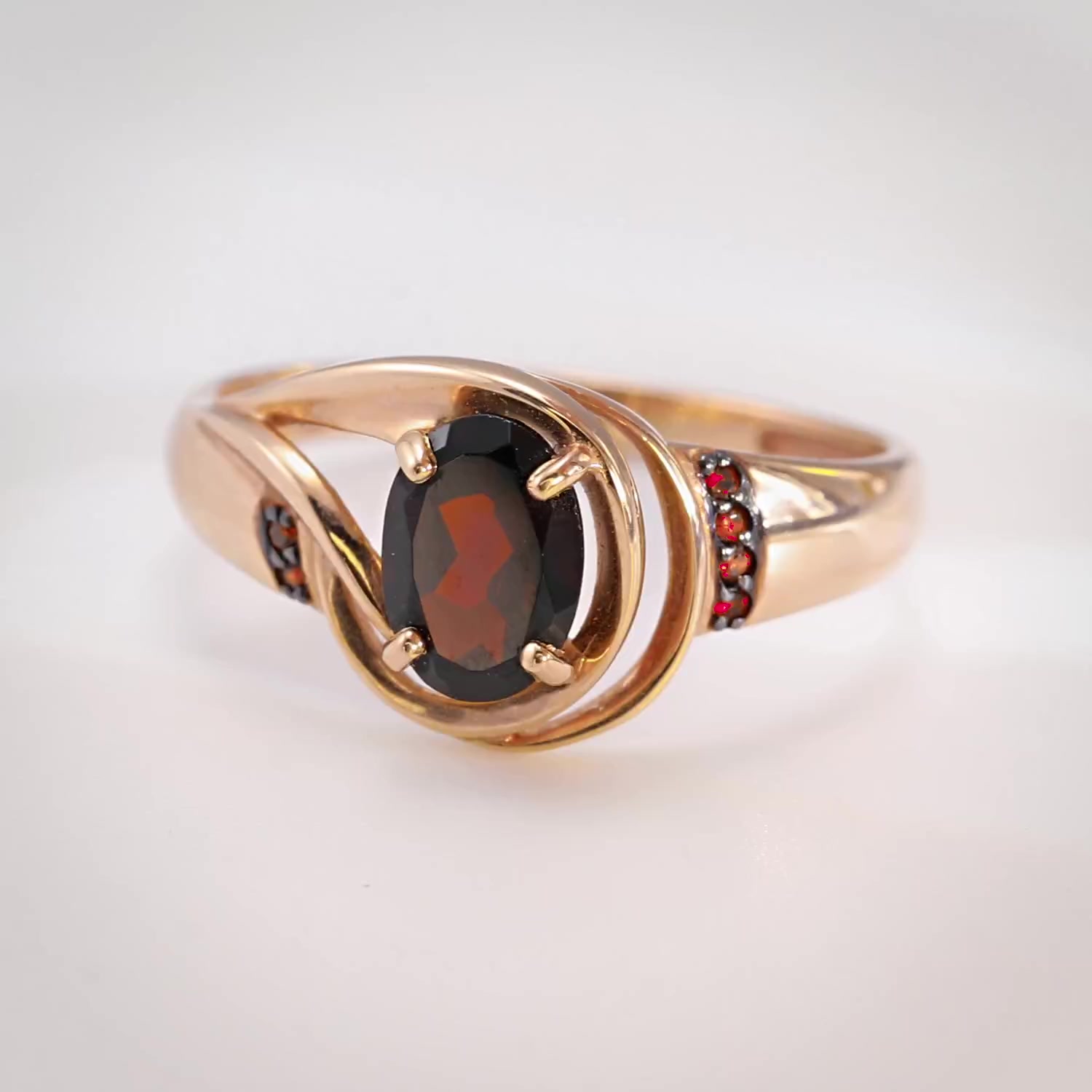 Золотое кольцо с гранатом и фианитами