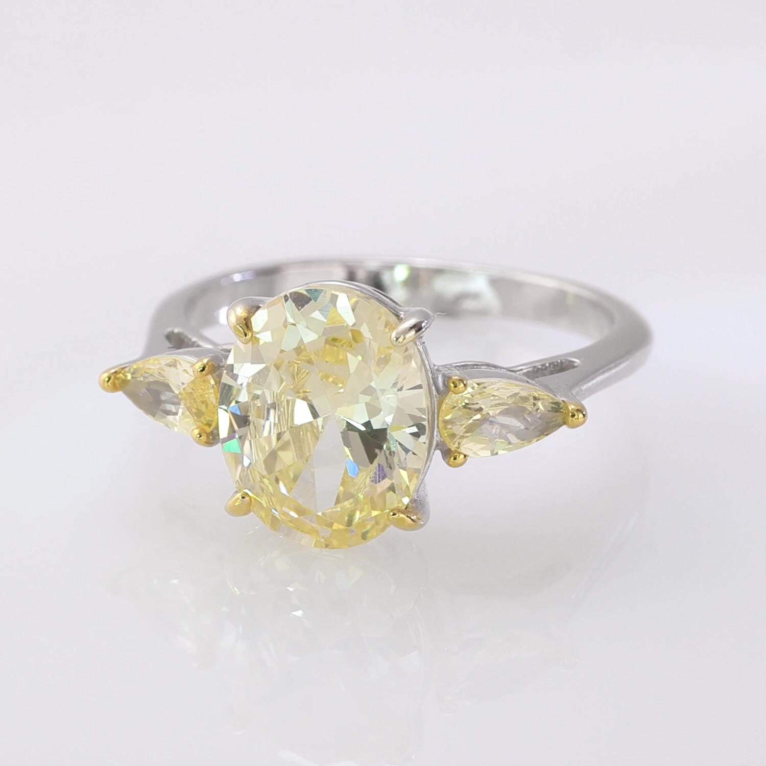 Серебряное кольцо с фианитами