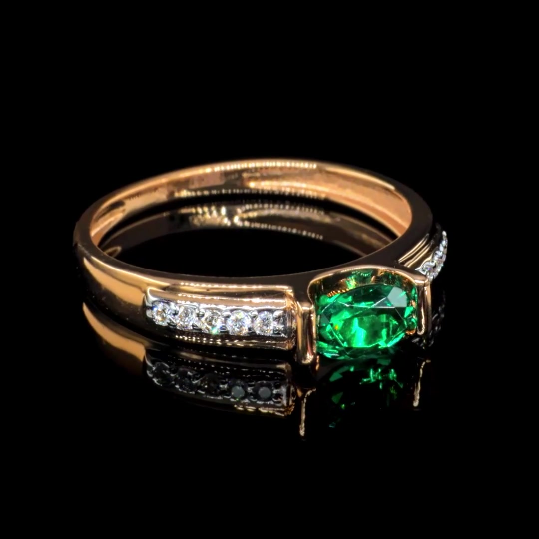 Золотое кольцо с изумрудом выращенным и бриллиантами