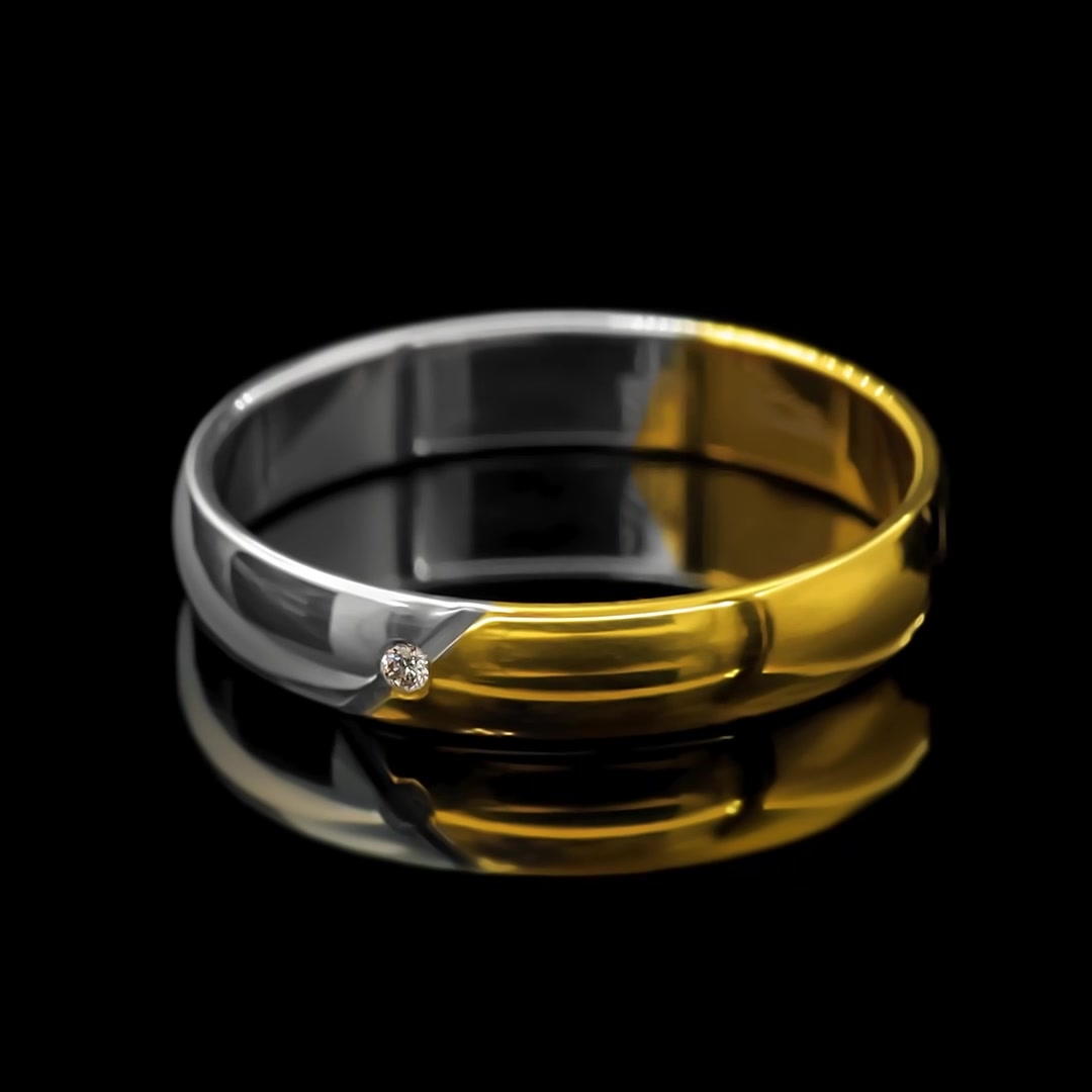 Золотое обручальное кольцо с бриллиантом