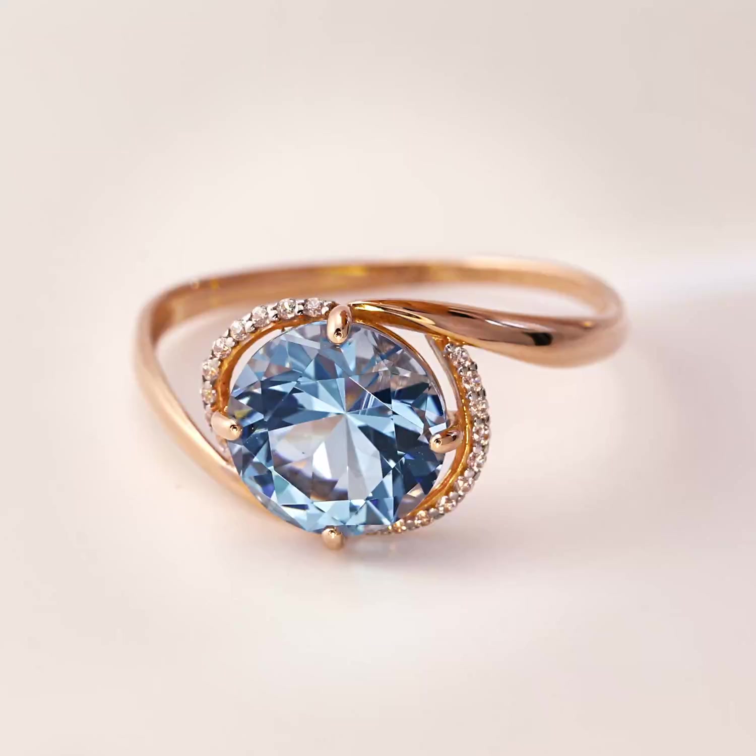 Золотое кольцо с ситаллом и фианитами