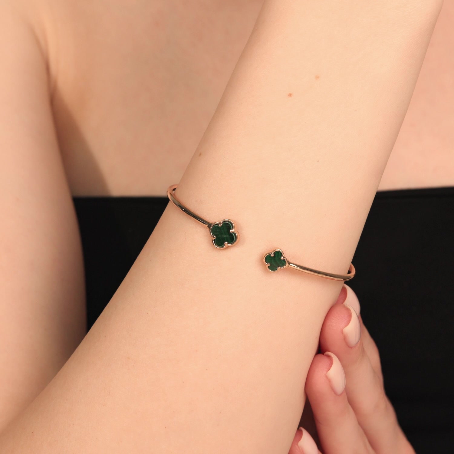 Золотой браслет с малахитом