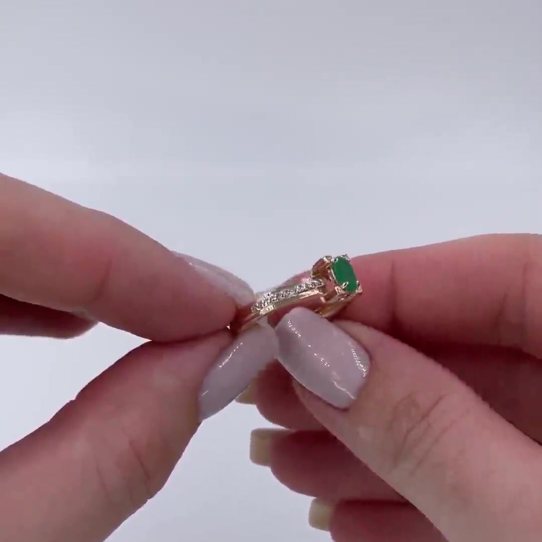 Золотое кольцо с изумрудом и бриллиантами