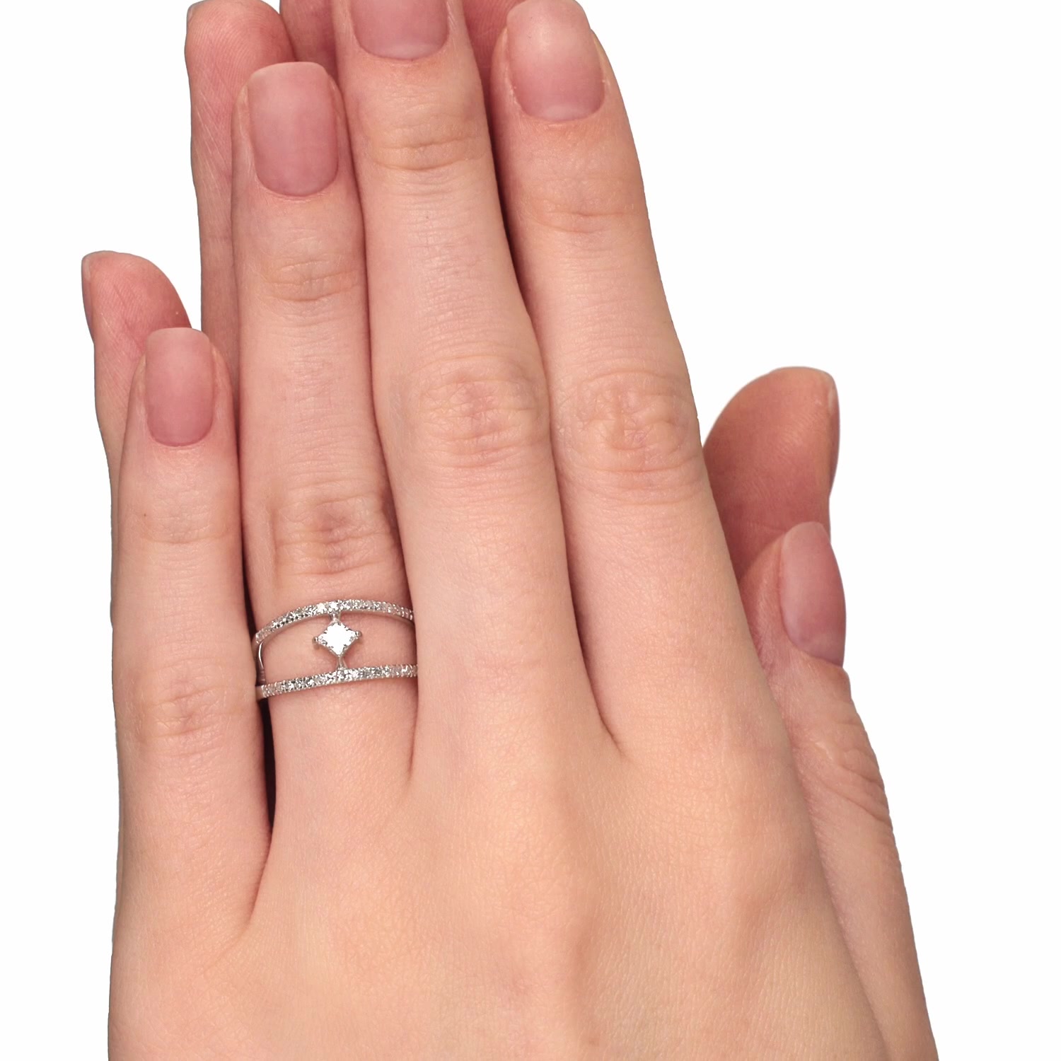 Серебряное кольцо с бриллиантами выращенными