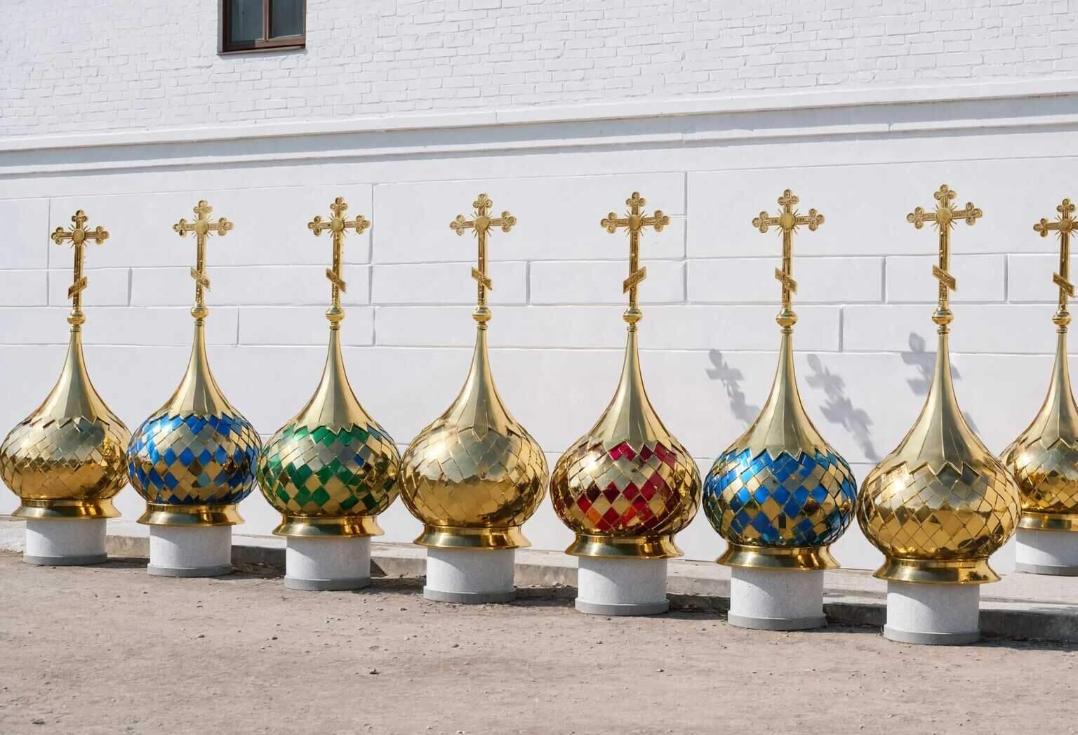 Золочёные купола с крестами перед установкой на храм