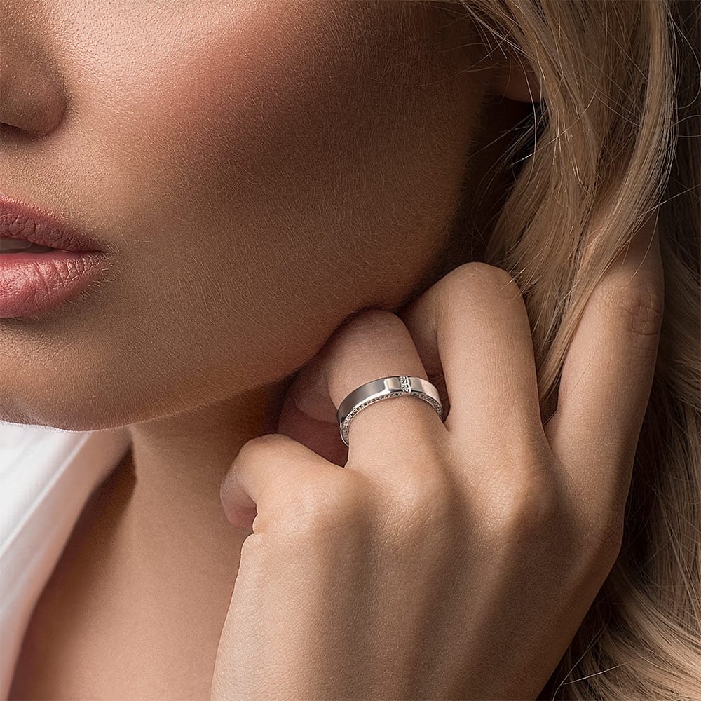 Золотое обручальное кольцо с бриллиантами