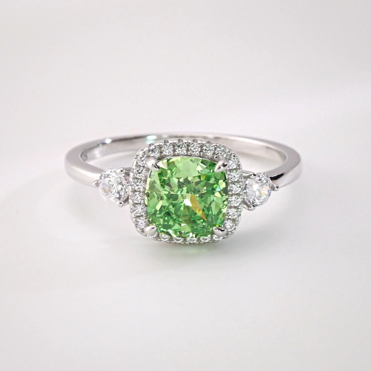 Серебряное кольцо с фианитами