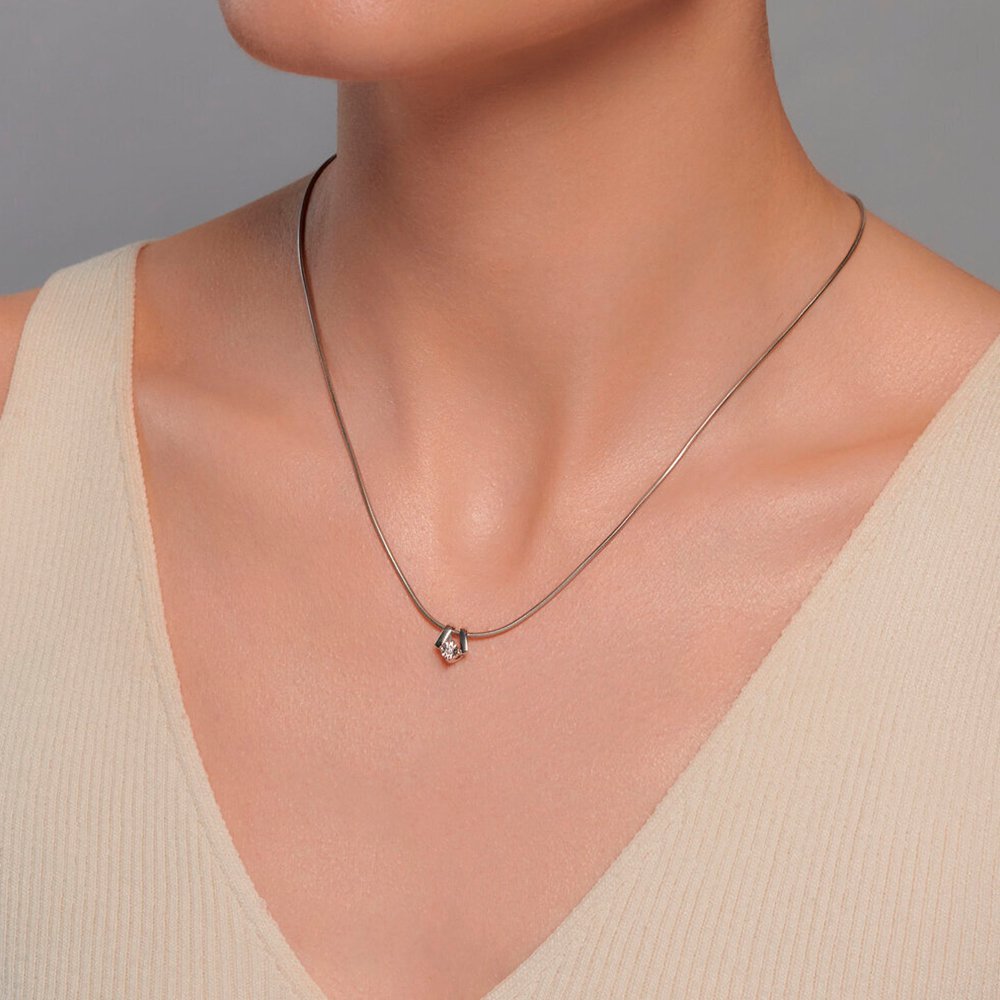 Золотая подвеска с бриллиантом