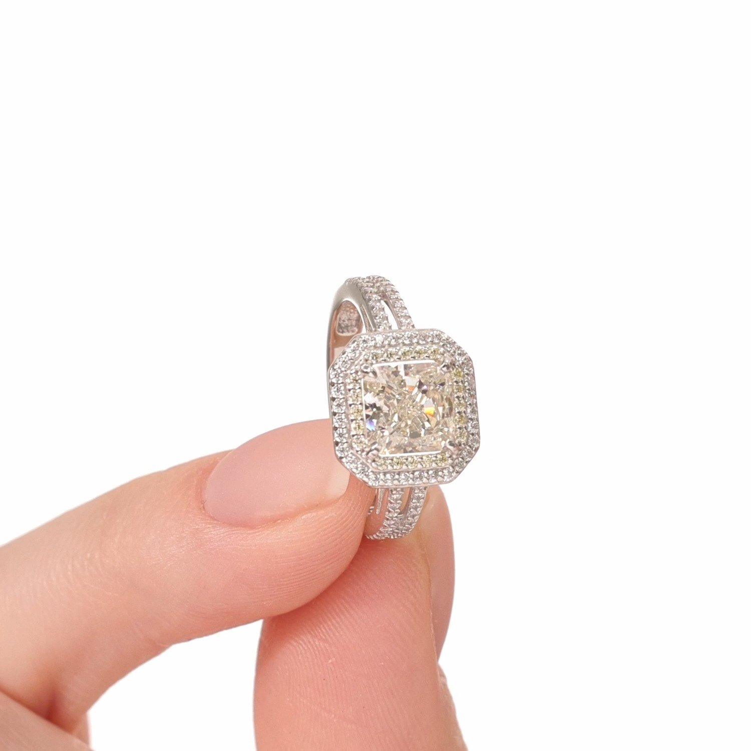 Серебряное кольцо с фианитами