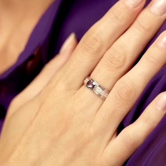 Фото «Серебряное кольцо с кристаллом ювелирным и фианитами»