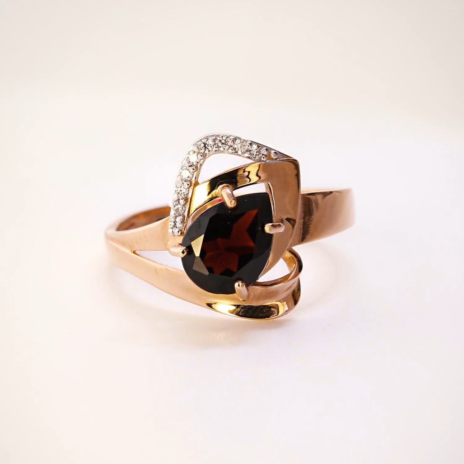 Золотое кольцо с гранатом и фианитами