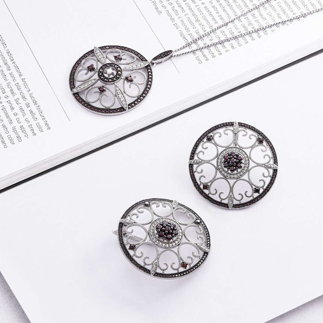 Подвеска из серебра с ювелирными кристаллами и фианитами