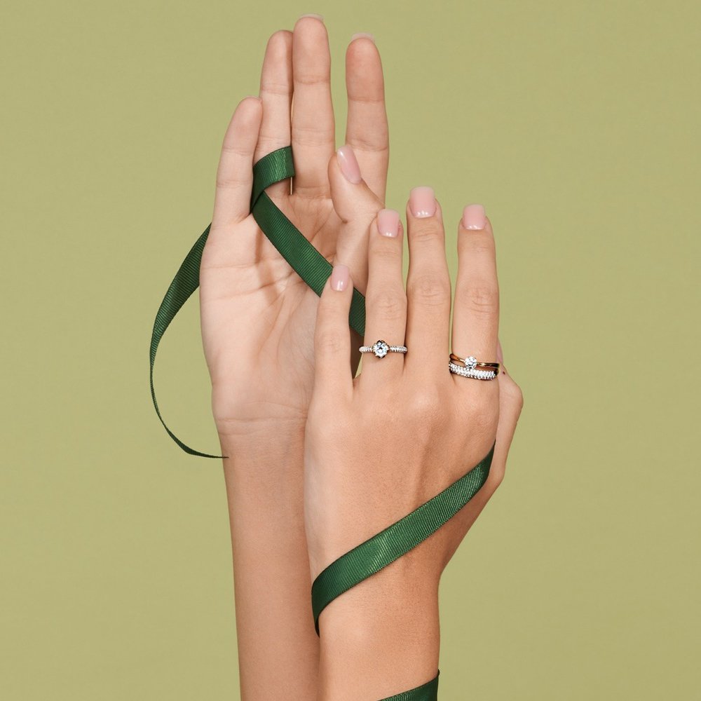 Золотое кольцо с топазом Sky и фианитами