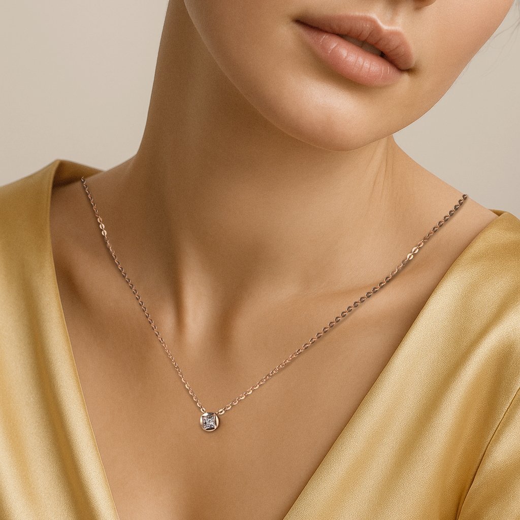 Золотая подвеска с бриллиантом